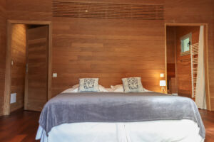 Grand lit dans location maison porto-vecchio