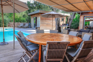 Terrasse extérieure dans villa bois à Porto-Vecchio