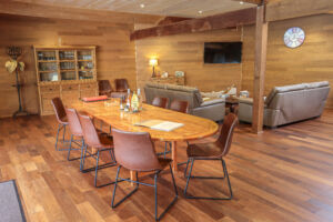 Salle à manger dans villa en bois Porto-Vecchio