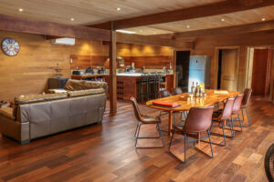Salon et cuisine de villa bois à Palombaggia
