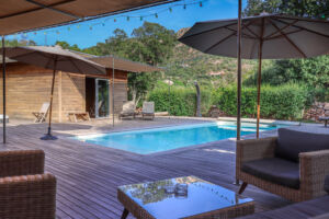 Terrasse dans la villa avec vue sur maquis