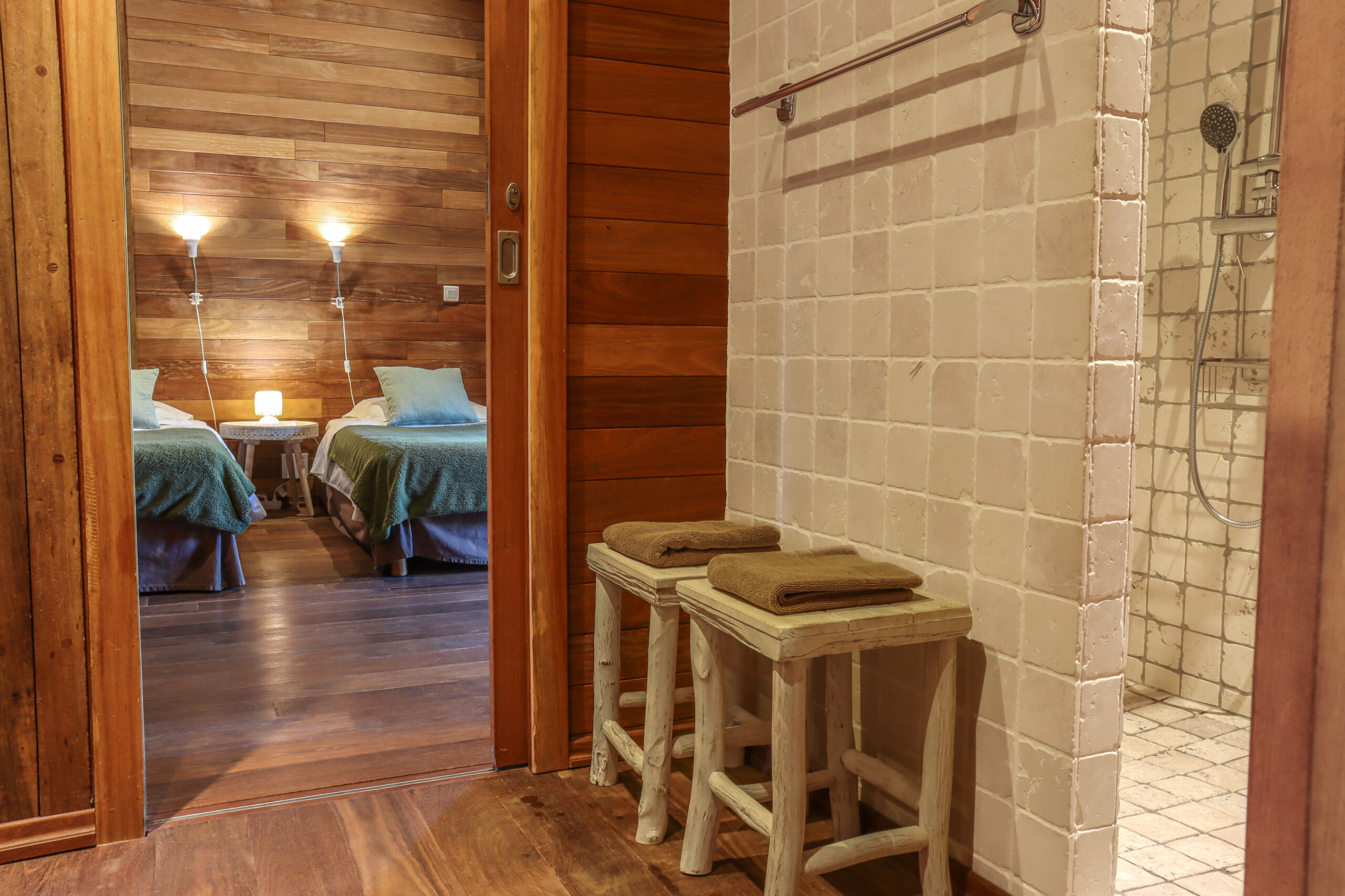 Vue salle de bain dans villa bois à Palombaggia
