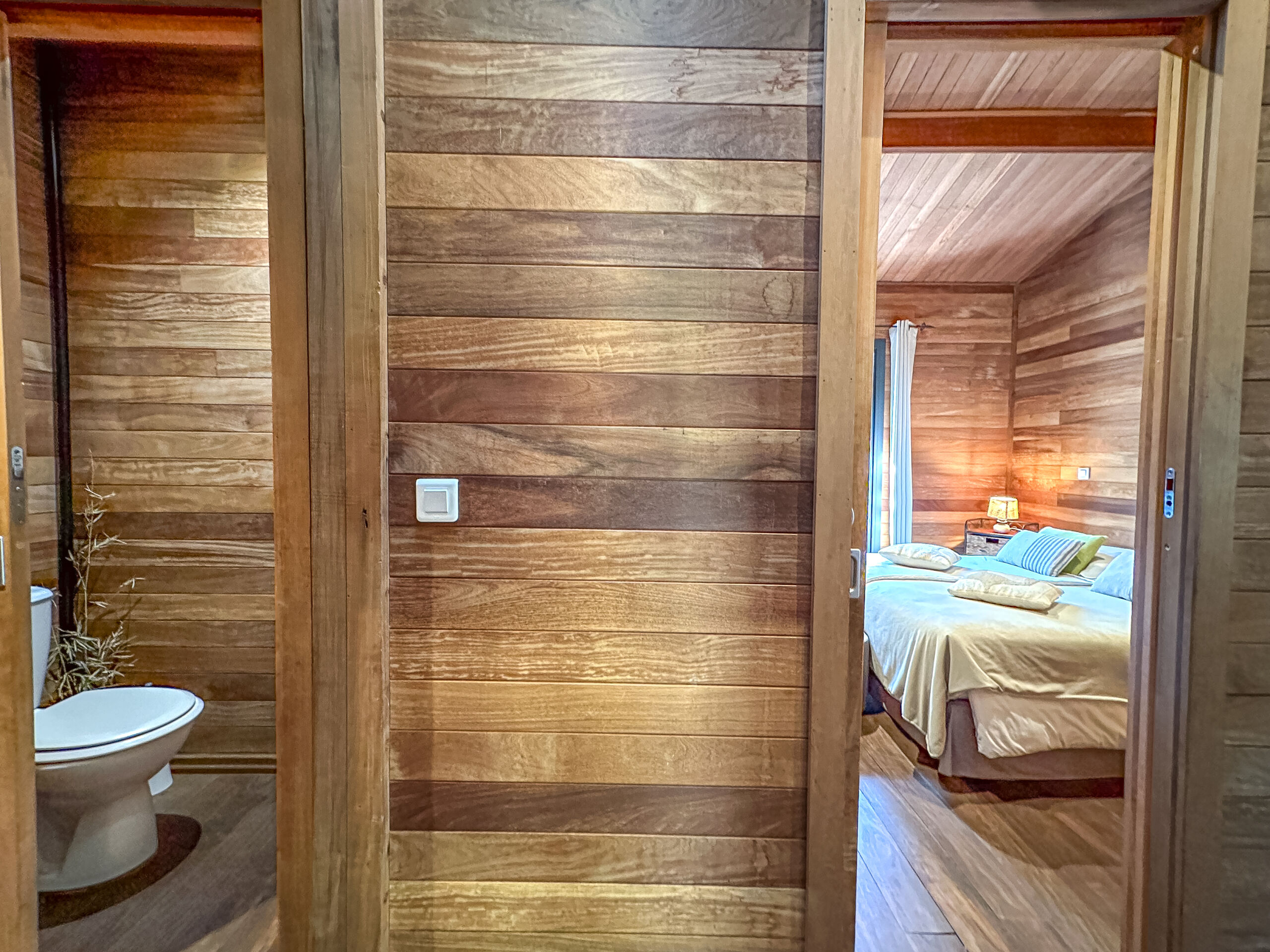 Vue chambre dans villa en bois à palombaggia