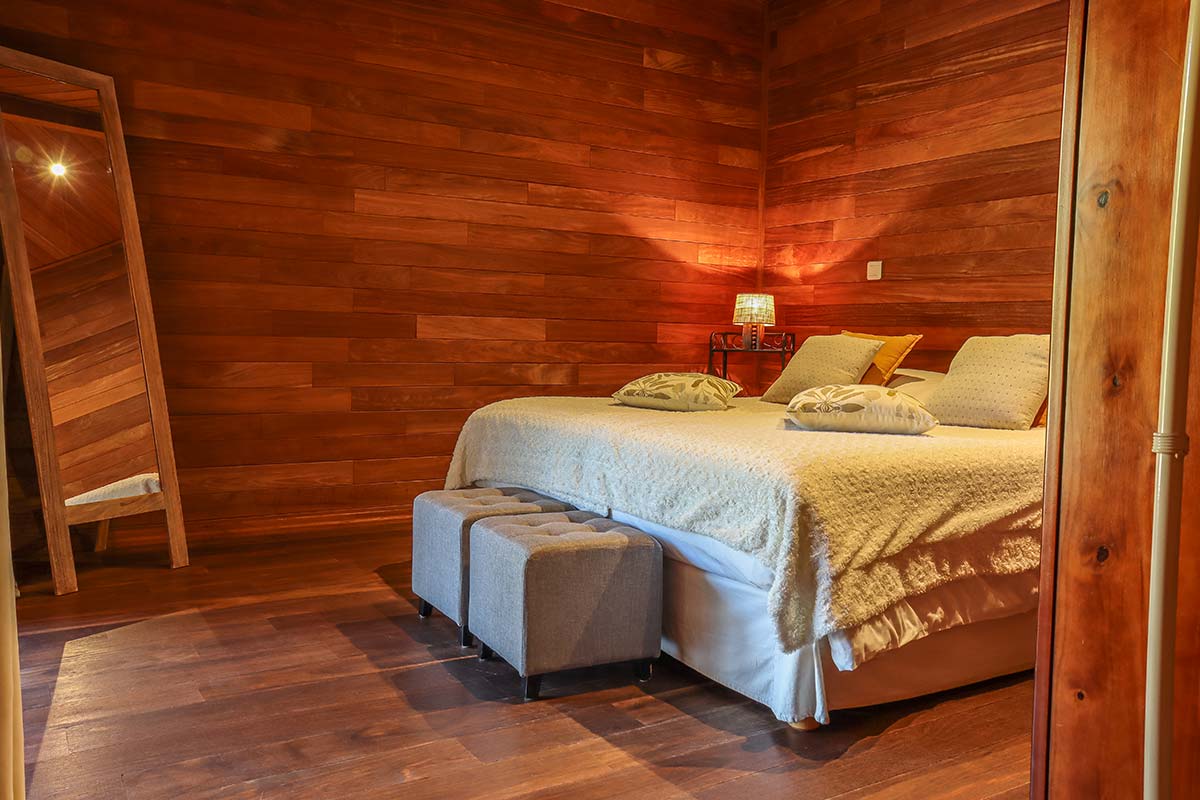 Chambre lit 190 dans villa bois à Porto-Vecchio
